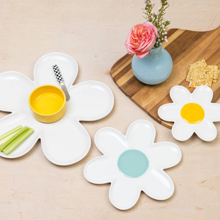 Daisy Platter & Bowl w/ Spreader S/3: White / 95% Ceramic +5% Iron Totalee Gift Daisy Platter & Bowl w/ Spreader S/3: White / 95% Ceramic +5% Iron Bonjour Fete - Party Supplies