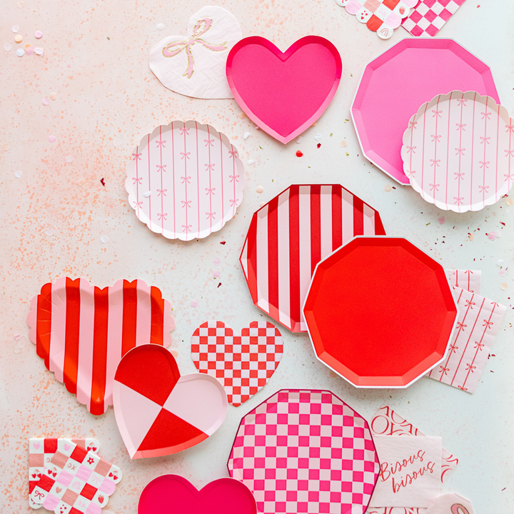 CHECK MATE HEART SHAPED PLATES Bonjour Fete Plates CHECK MATE HEART SHAPED PLATES Bonjour Fete - Party Supplies