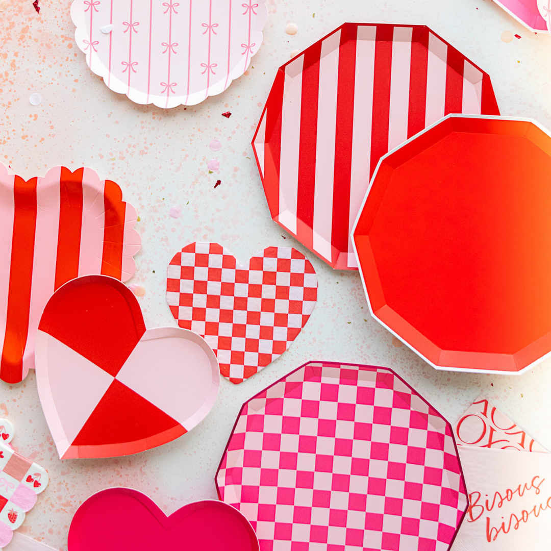 CHECK MATE HEART SHAPED PLATES Bonjour Fete Plates CHECK MATE HEART SHAPED PLATES Bonjour Fete - Party Supplies